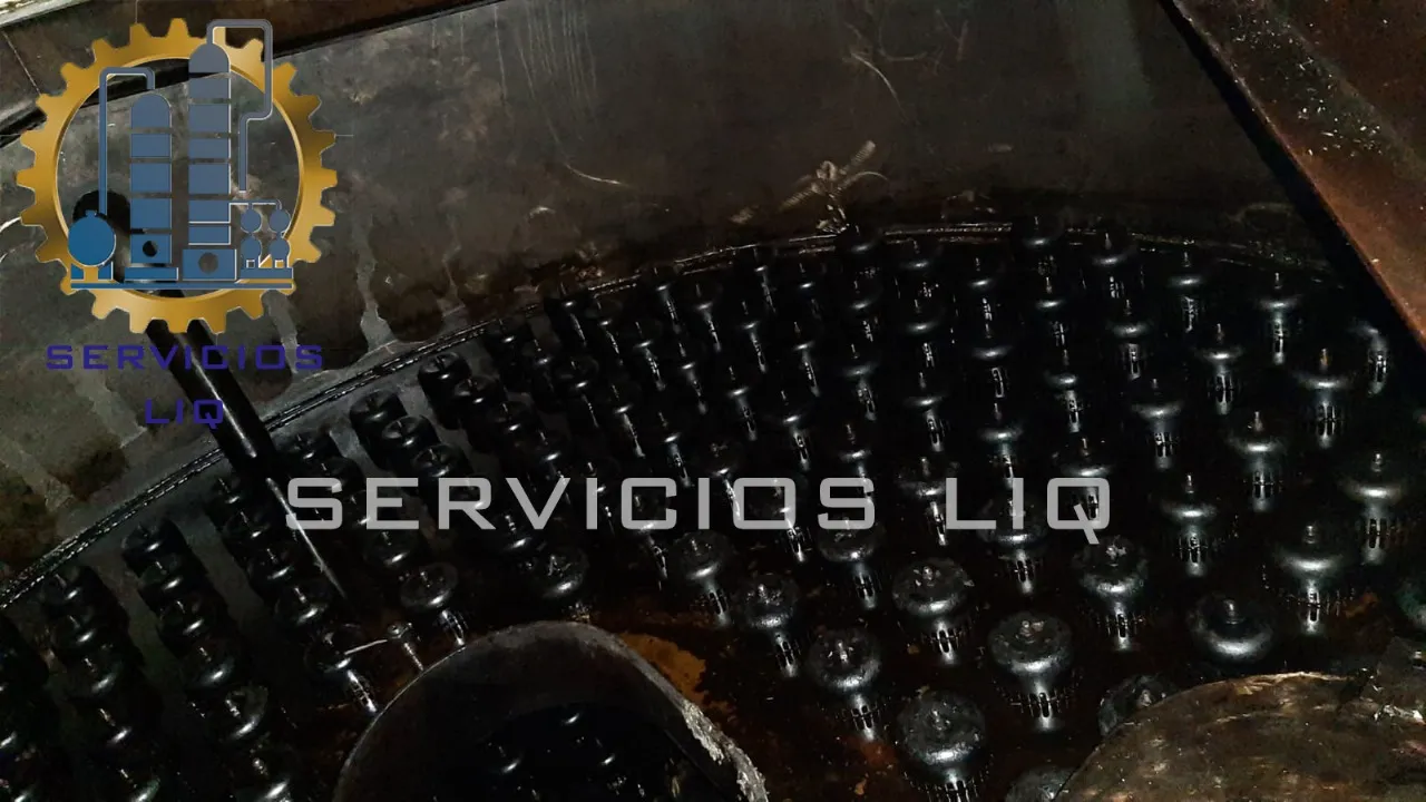 Hydrojetting realizado por expertos Personal de Servicios LIQ con traje de protección negro con blanco sostiene una manguera para Hydrojetting a industria