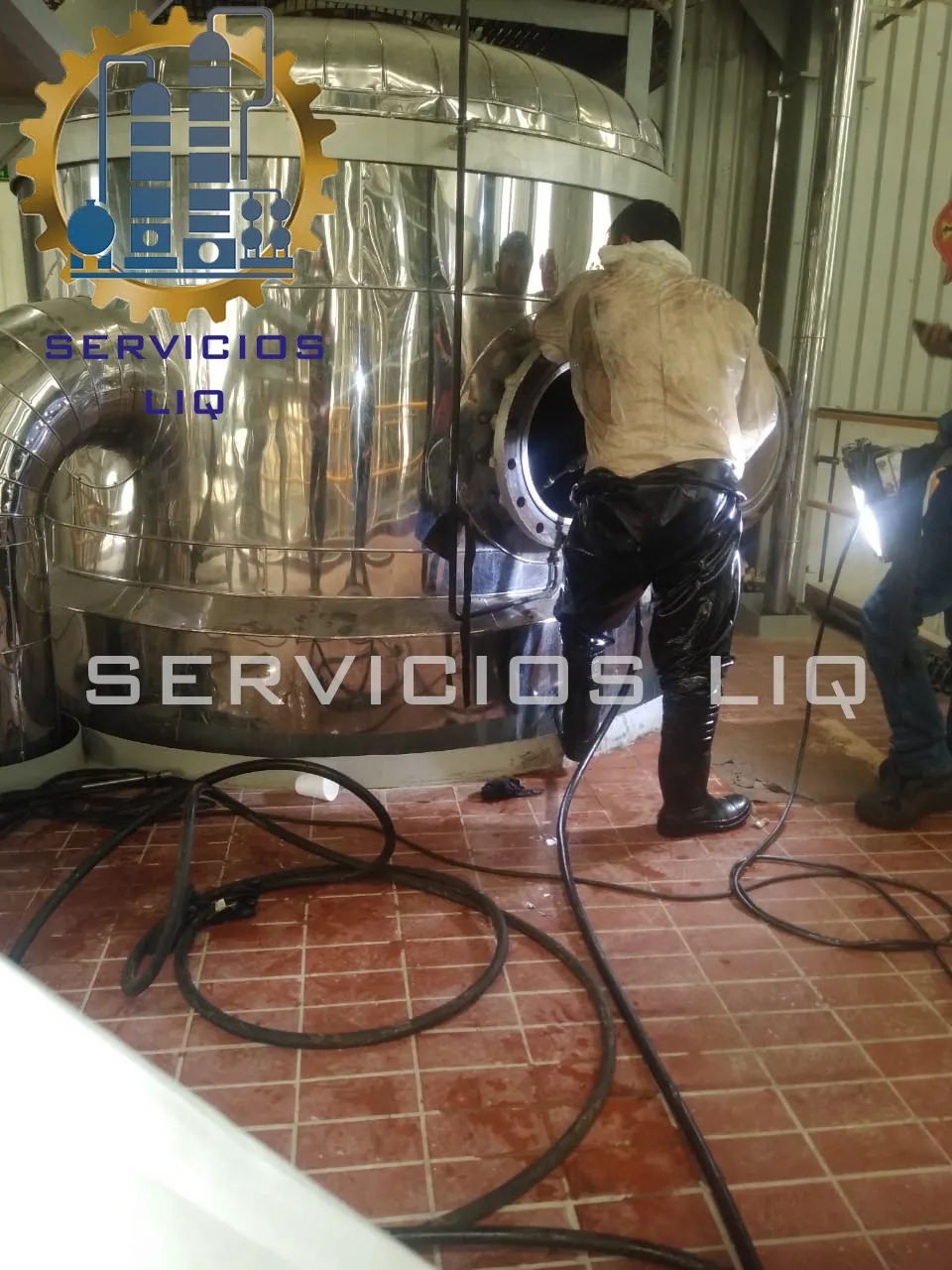Vista de cerca del proceso de Hydrojetting para sistemas industriales realizado por servicios LIQ