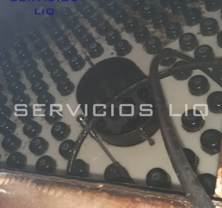 Acercamiento a proceso de Hydrojetting realizado por Servicios LIQ, donde una manguera limpia un tanque industrial