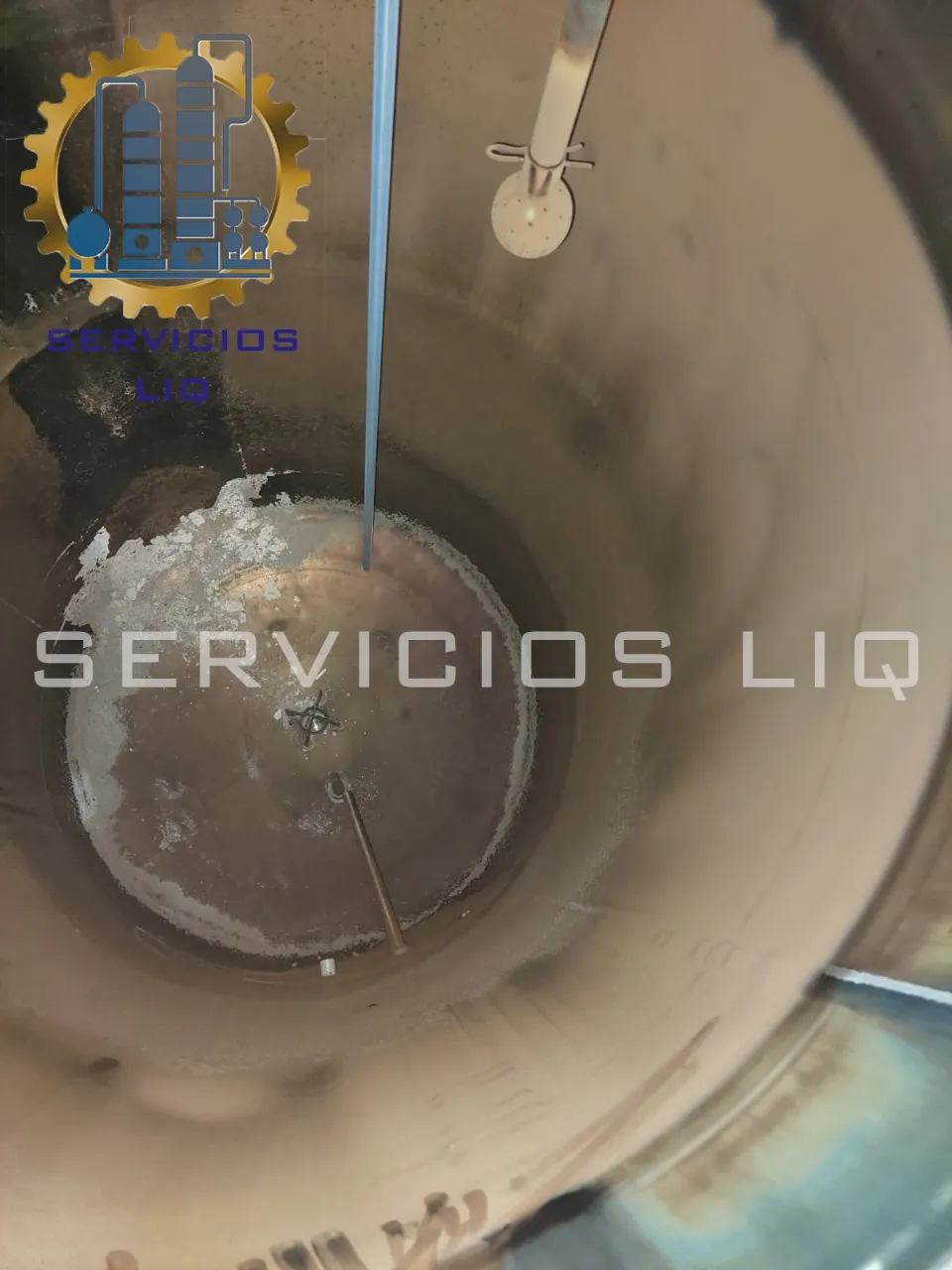 Eliminamos sarro y sedimento con nuestro servicio de desincrustado industrial. Interior de un tanque industrial con sarro y sedimento en el fondo, antes del servicio de desincrustado industrial.